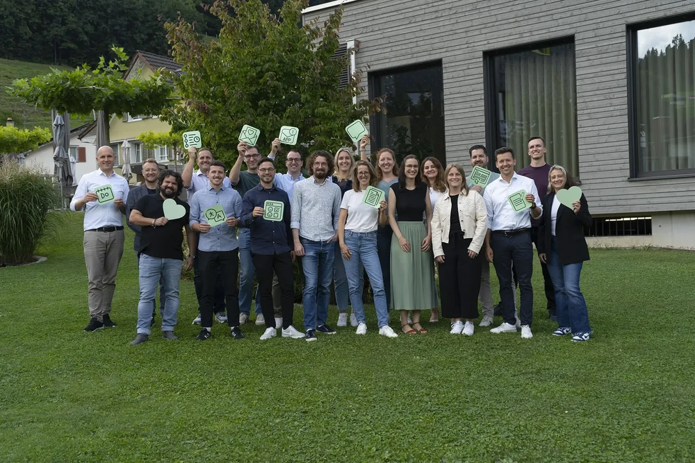 Das Team der Involve AG; gewisse Mitarbeitende halten ausgedruckte App-Icons in den Händen
